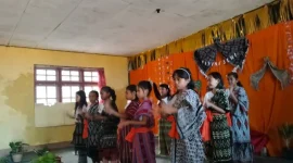 Keterangan Foto: Siswa-siswi Sekolah Dasar (SD) Katolik Yayasan Swastisari (Yaswari) Niki-niki, Kecamatan Amanuban Tengah, Kabupaten Timor Tengah Selatan, menampilkan berbagai pertunjukan seni dalam kegiatan Pentas Seni (Pensi) yang digelar pada Jumat, 12 Desember 2025.