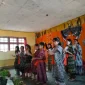 Keterangan Foto: Siswa-siswi Sekolah Dasar (SD) Katolik Yayasan Swastisari (Yaswari) Niki-niki, Kecamatan Amanuban Tengah, Kabupaten Timor Tengah Selatan, menampilkan berbagai pertunjukan seni dalam kegiatan Pentas Seni (Pensi) yang digelar pada Jumat, 12 Desember 2025.