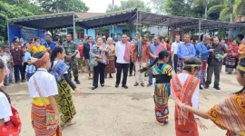 Keterangan Foto: Tenaga Ahli Bidang Lingkungan Hidup Koordinator Kementerian Pangan Republik Indonesia, Brigjen TNI (Purn) Simon Petrus Kamlasi (SPK), menyerahkan bantuan gedung portable berupa aula serbaguna kepada SD GMIT SoE 2 di Kabupaten Timor Tengah Selatan (TTS) sebagai wujud kepeduliannya terhadap dunia pendidikan.