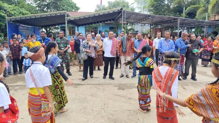 Keterangan Foto: Tenaga Ahli Bidang Lingkungan Hidup Koordinator Kementerian Pangan Republik Indonesia, Brigjen TNI (Purn) Simon Petrus Kamlasi (SPK), menyerahkan bantuan gedung portable berupa aula serbaguna kepada SD GMIT SoE 2 di Kabupaten Timor Tengah Selatan (TTS) sebagai wujud kepeduliannya terhadap dunia pendidikan.