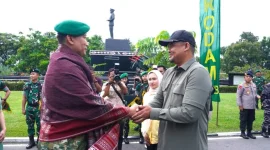 Keterangan Foto: Panglima Kodam I/Bukit Barisan, Mayjen TNI Hendy Antariksa, bersama Ketua Persit Kartika Chandra Kirana Daerah I/Bukit Barisan, Ny. Linda Hendy Antariksa, tiba dan disambut secara resmi di Markas Kodam I/BB, Sabtu (13/12/2025), melalui rangkaian tradisi korps militer dan adat sebagai bentuk penghormatan serta penerimaan resmi di lingkungan Kodam I/Bukit Barisan.