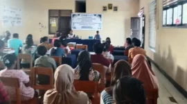 keteranga Foto: Wakil Kepala Sekolah Bidang Kesiswaan SMKN Pantai Baru, Elias H. Therik, S.Pd, mewakili Plt Kepala Sekolah Novita K. Fuah, S.Pd, saat menyampaikan sambutan dalam rapat bersama orang tua/wali siswa menjelang pembagian rapor Semester I Tahun Pelajaran 2025/2026 di SMKN Pantai Baru, Jumat (19/12/2025).