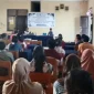 keteranga Foto: Wakil Kepala Sekolah Bidang Kesiswaan SMKN Pantai Baru, Elias H. Therik, S.Pd, mewakili Plt Kepala Sekolah Novita K. Fuah, S.Pd, saat menyampaikan sambutan dalam rapat bersama orang tua/wali siswa menjelang pembagian rapor Semester I Tahun Pelajaran 2025/2026 di SMKN Pantai Baru, Jumat (19/12/2025).