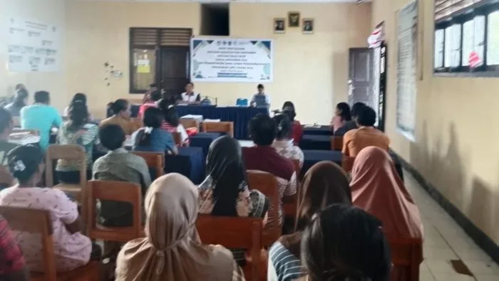 keteranga Foto: Wakil Kepala Sekolah Bidang Kesiswaan SMKN Pantai Baru, Elias H. Therik, S.Pd, mewakili Plt Kepala Sekolah Novita K. Fuah, S.Pd, saat menyampaikan sambutan dalam rapat bersama orang tua/wali siswa menjelang pembagian rapor Semester I Tahun Pelajaran 2025/2026 di SMKN Pantai Baru, Jumat (19/12/2025).