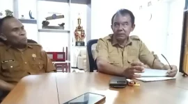 **Keterangan Foto:** Bupati Flores Timur, Anton Doni, memberikan keterangan pers di Kantor Bupati Flores Timur, Senin, 8 Desember 2025, didampingi sejumlah awak media.
