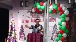Keterangan Foto: Ibadah Natal dipimpin oleh Pendeta Kris Sigarlaki, S.Th., pelayan di GPDI Betesda Ba’a, yang dalam khotbahnya mengajak seluruh jemaat untuk meneladani kehidupan Yusuf sebagai sosok yang hidup dalam kesucian dan ketaatan kepada kehendak Allah.