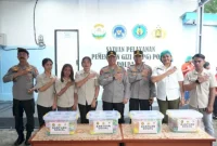 Keterangan Foto : Wakapolri Komjen Pol. Dedi Prasetyo meninjau operasional SPPG SPN Polda NTT di Kelurahan Oebobo, Kupang, memastikan pemenuhan gizi peserta didik berjalan baik dan sesuai standar nutrisi, Sabtu (29/11/2025).