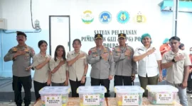 Keterangan Foto : Wakapolri Komjen Pol. Dedi Prasetyo meninjau operasional SPPG SPN Polda NTT di Kelurahan Oebobo, Kupang, memastikan pemenuhan gizi peserta didik berjalan baik dan sesuai standar nutrisi, Sabtu (29/11/2025).