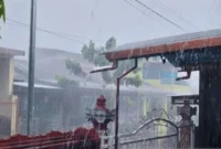 **Keterangan Foto:** Warga beraktivitas di tengah cuaca mendung dan hujan di wilayah Nusa Tenggara Timur (NTT), Minggu (11/1/2026), menyusul peringatan dini BMKG terkait potensi hujan lebat disertai petir dan angin kencang.