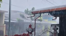 **Keterangan Foto:** Warga beraktivitas di tengah cuaca mendung dan hujan di wilayah Nusa Tenggara Timur (NTT), Minggu (11/1/2026), menyusul peringatan dini BMKG terkait potensi hujan lebat disertai petir dan angin kencang.