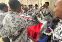 Prosesi pemakaman Alm. Erwin O. Amalo, S.S., Gr, Guru SMKN Kodi Bangedo, berlangsung khidmat dengan dihadiri keluarga, rekan sejawat, dan pelayat yang mengantarkan ke tempat peristirahatan terakhir.
