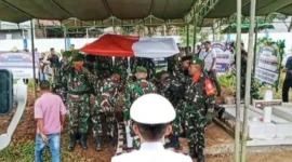 Prosesi pemakaman militer Praka Satria Taopan di Taman Makam Pahlawan Darmaloka Pasir Panjang, Kupang, dengan penghormatan terakhir dari rekan-rekan TNI, sebagai tanda pengabdian dan jasa almarhum kepada bangsa.