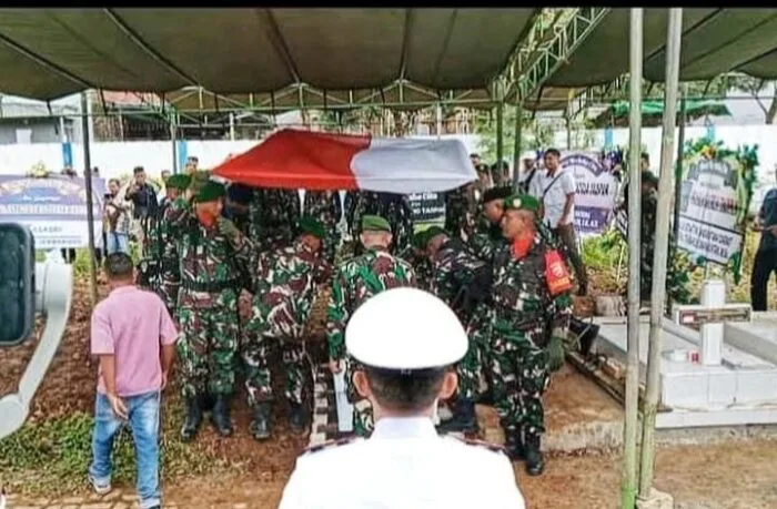 Prosesi pemakaman militer Praka Satria Taopan di Taman Makam Pahlawan Darmaloka Pasir Panjang, Kupang, dengan penghormatan terakhir dari rekan-rekan TNI, sebagai tanda pengabdian dan jasa almarhum kepada bangsa.