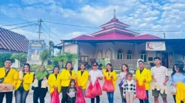 FOTO BERSAMA – PT Bo'a Development, Puteri Literasi Budaya Indonesia serta mahasiswa Universitas Terbuka foto bersama usai berbagi takjil kepada masyarakat di Kelurahan Namodale, Kecamatan Lobalain, Kabupaten Rote Ndao. (Tim)