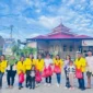 FOTO BERSAMA – PT Bo'a Development, Puteri Literasi Budaya Indonesia serta mahasiswa Universitas Terbuka foto bersama usai berbagi takjil kepada masyarakat di Kelurahan Namodale, Kecamatan Lobalain, Kabupaten Rote Ndao. (Tim)