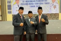 Usai dilantik, foto bersama Gubernur NTT, tiga kepala sekolah asal Kabupaten Rote Ndao—Albert W. Dano (SMAN 1 Lobalain), Simson Nullek (SMKN Pantai Baru), dan Thobias Relexsi Tode (SMAN 2 Rote Barat Daya)—termasuk dalam 104 kepsek yang resmi dilantik, Rabu, 25 Maret 2026. Foto: dokumen pribadi.