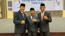 Usai dilantik, foto bersama Gubernur NTT, tiga kepala sekolah asal Kabupaten Rote Ndao—Albert W. Dano (SMAN 1 Lobalain), Simson Nullek (SMKN Pantai Baru), dan Thobias Relexsi Tode (SMAN 2 Rote Barat Daya)—termasuk dalam 104 kepsek yang resmi dilantik, Rabu, 25 Maret 2026. Foto: dokumen pribadi.