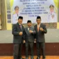 Usai dilantik, foto bersama Gubernur NTT, tiga kepala sekolah asal Kabupaten Rote Ndao—Albert W. Dano (SMAN 1 Lobalain), Simson Nullek (SMKN Pantai Baru), dan Thobias Relexsi Tode (SMAN 2 Rote Barat Daya)—termasuk dalam 104 kepsek yang resmi dilantik, Rabu, 25 Maret 2026. Foto: dokumen pribadi.