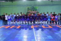 Pose bersama tim futsal Lemas FC dan Kawatir Girls sebelum pertandingan final Amfoang Cup III digelar di Lapangan Mekon Onda Futsal, Minggu, 22 Maret 2026. (Foto: Istimewa)