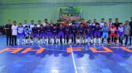 Pose bersama tim futsal Lemas FC dan Kawatir Girls sebelum pertandingan final Amfoang Cup III digelar di Lapangan Mekon Onda Futsal, Minggu, 22 Maret 2026. (Foto: Istimewa)