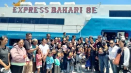 Kamis, 2 April 2026 — Wakil Bupati Rote Ndao foto bersama para atlet pencak silat Perisai Diri di Pelabuhan Ba’a sebelum bertolak ke Kupang menuju Jakarta. (Foto: Dok. Pribadi)