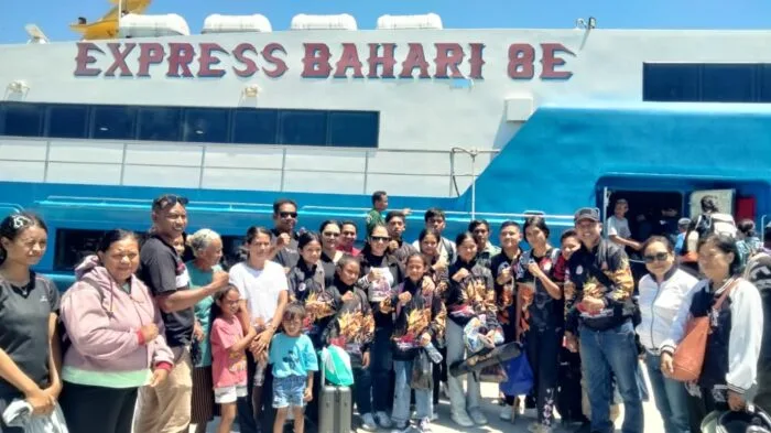 Kamis, 2 April 2026 — Wakil Bupati Rote Ndao foto bersama para atlet pencak silat Perisai Diri di Pelabuhan Ba’a sebelum bertolak ke Kupang menuju Jakarta. (Foto: Dok. Pribadi)