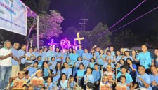 Jemaat Rayon Mokdale Selatan GMIT Syalom mengabadikan momen kebersamaan sambil menanti kehadiran panitia penilaian salib Paskah Tahun 2026, Kamis, 2 April 2026.