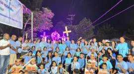 Jemaat Rayon Mokdale Selatan GMIT Syalom mengabadikan momen kebersamaan sambil menanti kehadiran panitia penilaian salib Paskah Tahun 2026, Kamis, 2 April 2026.