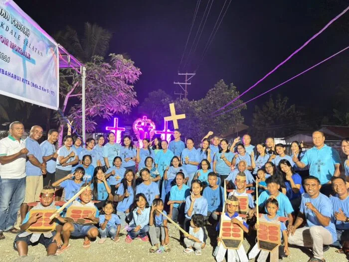 Jemaat Rayon Mokdale Selatan GMIT Syalom mengabadikan momen kebersamaan sambil menanti kehadiran panitia penilaian salib Paskah Tahun 2026, Kamis, 2 April 2026.