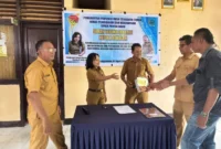 **Keterangan Foto:** Serah terima jabatan Kepala SMKN Pantai Baru dari Plt Novita K. Fuah, S.Pd, kepada Simson Nullek, S.Pd, Selasa (7/4/2026) di ruang guru, disaksikan unsur pengawas, komite, guru, dan siswa.