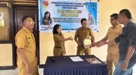 **Keterangan Foto:** Serah terima jabatan Kepala SMKN Pantai Baru dari Plt Novita K. Fuah, S.Pd, kepada Simson Nullek, S.Pd, Selasa (7/4/2026) di ruang guru, disaksikan unsur pengawas, komite, guru, dan siswa.