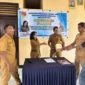 **Keterangan Foto:** Serah terima jabatan Kepala SMKN Pantai Baru dari Plt Novita K. Fuah, S.Pd, kepada Simson Nullek, S.Pd, Selasa (7/4/2026) di ruang guru, disaksikan unsur pengawas, komite, guru, dan siswa.