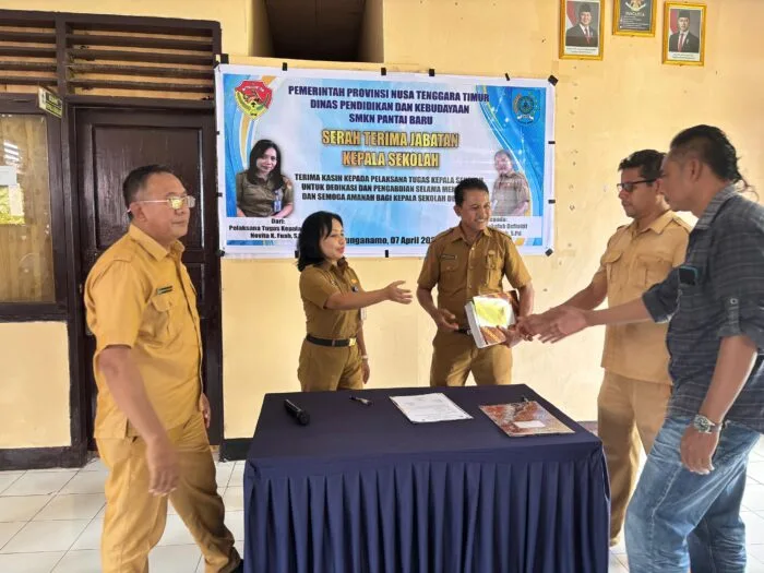 **Keterangan Foto:** Serah terima jabatan Kepala SMKN Pantai Baru dari Plt Novita K. Fuah, S.Pd, kepada Simson Nullek, S.Pd, Selasa (7/4/2026) di ruang guru, disaksikan unsur pengawas, komite, guru, dan siswa.