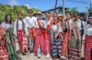Atoin Meto berpose bersama mengenakan busana adat Timor saat mengabadikan momen sebelum mengikuti Pawai Pembangunan dan Paskah dalam rangka HUT ke-24 Kabupaten Rote Ndao, Rabu (9/4/2026).