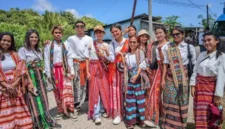 Atoin Meto berpose bersama mengenakan busana adat Timor saat mengabadikan momen sebelum mengikuti Pawai Pembangunan dan Paskah dalam rangka HUT ke-24 Kabupaten Rote Ndao, Rabu (9/4/2026).