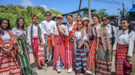 Atoin Meto berpose bersama mengenakan busana adat Timor saat mengabadikan momen sebelum mengikuti Pawai Pembangunan dan Paskah dalam rangka HUT ke-24 Kabupaten Rote Ndao, Rabu (9/4/2026).