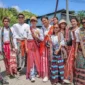 Atoin Meto berpose bersama mengenakan busana adat Timor saat mengabadikan momen sebelum mengikuti Pawai Pembangunan dan Paskah dalam rangka HUT ke-24 Kabupaten Rote Ndao, Rabu (9/4/2026).