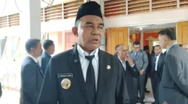 Bupati Flores Timur, Ir. Antonius Doni Dihen, saat diwawancarai awak media usai pelantikan 28 Pejabat Tinggi Pratama di lingkup Pemerintah Daerah Kabupaten Flores Timur.