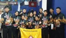 Pelatih dan atlet pencak silat Perisai Diri Kabupaten Rote Ndao berfoto bersama usai menerima piala juara umum pada ajang Kejuaraan Internasional Pencak Silat Paku Bumi Open XIV di GOR Lembah UGM, Yogyakarta, 6 April 2026.