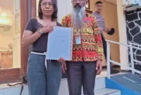 Halimah Barek Sabon Kadir Orang tua Korban dari anak yang di rekayasa Kasus Narkotika di dampingi Advokat Matheus Mamung Sare Saat Laporan resmi dan di BAP Tujuh Jam Di Polres Flores Timur