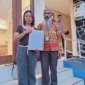 Halimah Barek Sabon Kadir Orang tua Korban dari anak yang di rekayasa Kasus Narkotika di dampingi Advokat Matheus Mamung Sare Saat Laporan resmi dan di BAP Tujuh Jam Di Polres Flores Timur