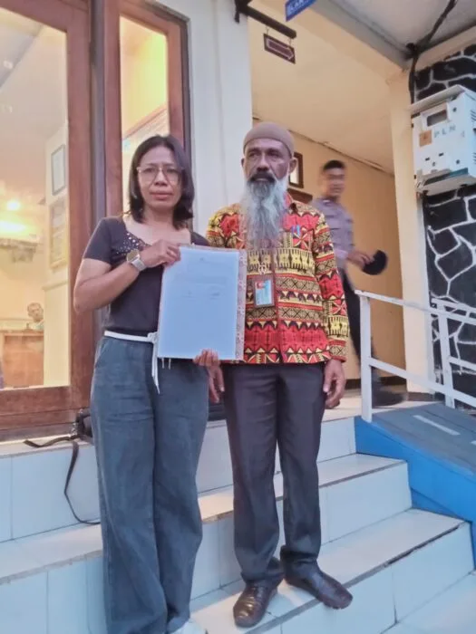 Halimah Barek Sabon Kadir Orang tua Korban dari anak yang di rekayasa Kasus Narkotika di dampingi Advokat Matheus Mamung Sare Saat Laporan resmi dan di BAP Tujuh Jam Di Polres Flores Timur
