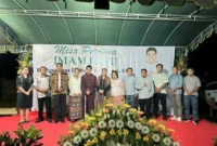 FOTO BERSAMA – Wakil Bupati Rote Ndao bersama para pastor berfoto bersama imam baru Pater Firstson (cokelat) yang didampingi orang tua usai misa perdana di Lapangan Olafuliha'a, Jumat (24/4/2026). (Tim)