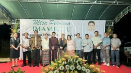 FOTO BERSAMA – Wakil Bupati Rote Ndao bersama para pastor berfoto bersama imam baru Pater Firstson (cokelat) yang didampingi orang tua usai misa perdana di Lapangan Olafuliha'a, Jumat (24/4/2026). (Tim)