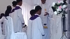 Caption Foto: Seremonial penabisan sidi, salah satu anggota sidi baru menerima berkat dari Pdt. Untung Setiawan, S. Th Minggu, 12 April 2026, di Gereja Masehi Injil di Timor (GMIT) Syalom Mokdale.