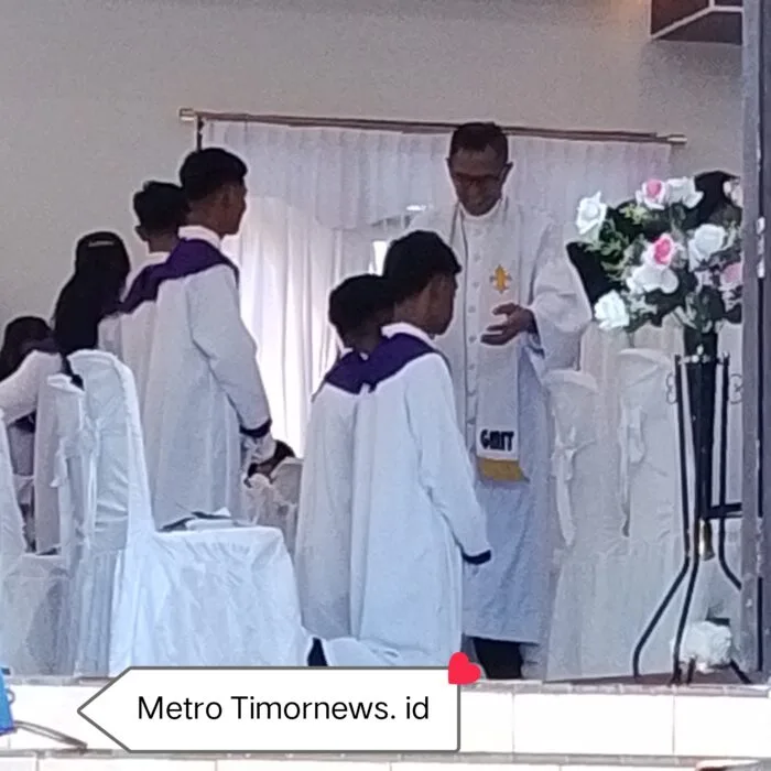 Caption Foto: Seremonial penabisan sidi, salah satu anggota sidi baru menerima berkat dari Pdt. Untung Setiawan, S. Th Minggu, 12 April 2026, di Gereja Masehi Injil di Timor (GMIT) Syalom Mokdale.