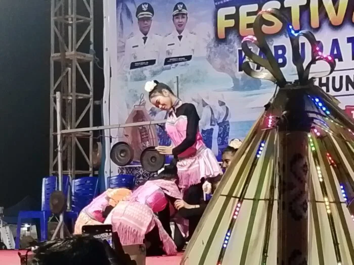 Keterangan foto: Peserta tarian literasi dari SMA Negeri 1 Lobalain saat tampil pada Festival Literasi Rote Ndao, Jumat, 24 April 2026. Foto: Dok. Metrotimornews.id