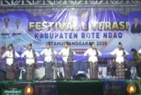 Para siswi SMA Kristen Siloam Metina menampilkan tarian penuh semangat dalam Festival Literasi, Sabtu, 25 April 2026. Mereka tampil serasi mengenakan pakaian adat lengkap yang menambah keindahan pertunjukan.