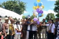 Pelepasan balon gas oleh Bupati Rote Ndao Paulus Henuk bersama Ketua Sinode dan unsur Forkopimda sebagai tanda dimulainya Pawai Pembangunan dan Pawai Paskah Tahun 2026 di Kabupaten Rote Ndao.