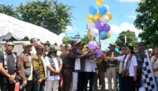 Pelepasan balon gas oleh Bupati Rote Ndao Paulus Henuk bersama Ketua Sinode dan unsur Forkopimda sebagai tanda dimulainya Pawai Pembangunan dan Pawai Paskah Tahun 2026 di Kabupaten Rote Ndao.